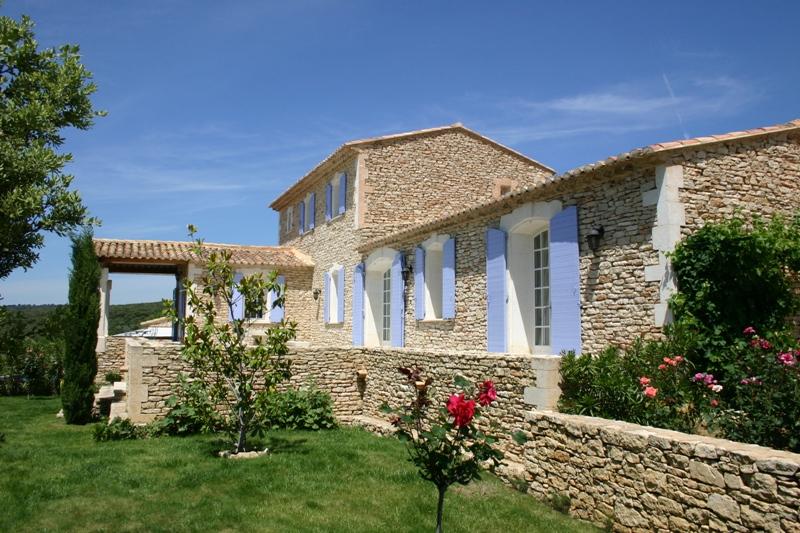 Belle maison, secteur Gordes, dans un quartier résidentiel, piscine et pool house